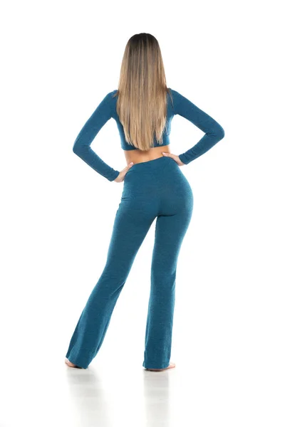 Jovem Mulher Descalça Moderna Calças Azuis Blusa Posando Fundo Estúdio — Fotografia de Stock
