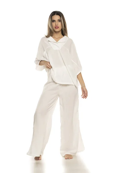 Jeune Femme Pieds Nus Moderne Pantalon Blanc Chemisier Posant Sur — Photo