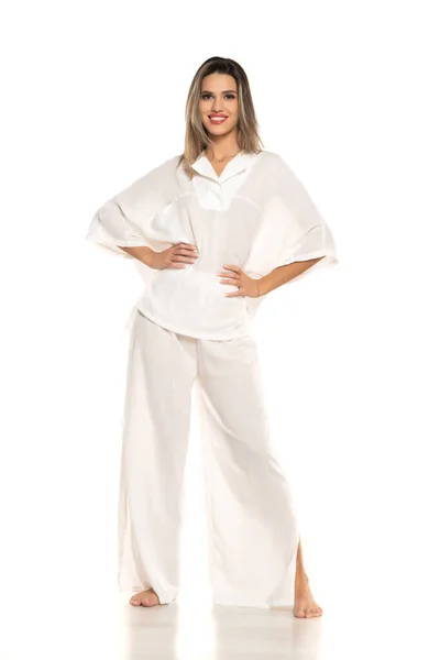 Joven Mujer Sonriente Desnuda Moderna Pantalones Blancos Blusa Posando Sobre — Foto de Stock