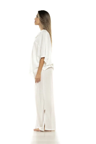 Mujer Descalza Moderna Joven Pantalones Blancos Blusa Posando Sobre Fondo — Foto de Stock