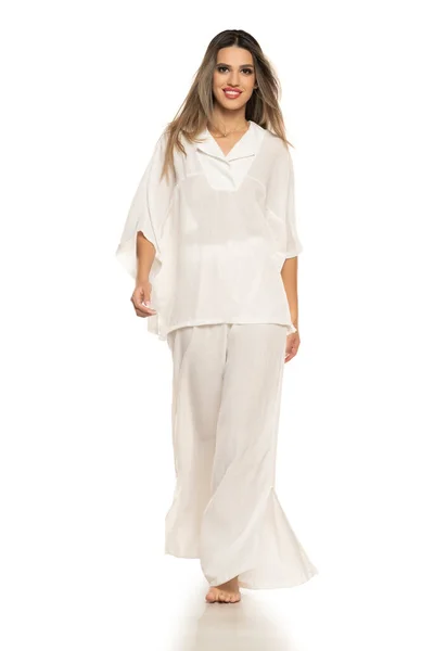 Joven Mujer Sonriente Desnuda Moderna Pantalones Blancos Blusa Caminando Sobre — Foto de Stock