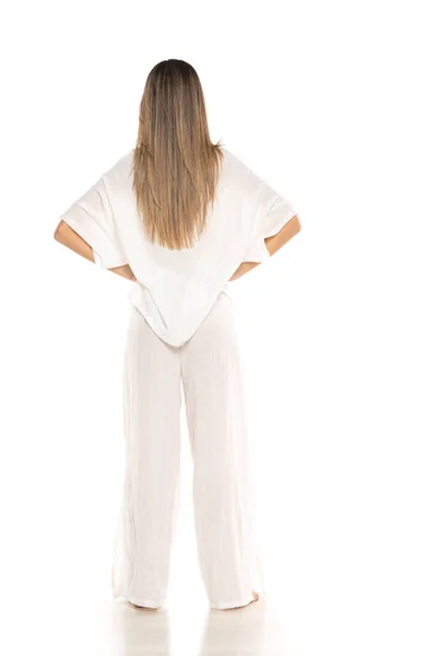 Молодая Современная Босоногая Женщина Белых Брюках Блузке Позирует Белом Фоне — стоковое фото