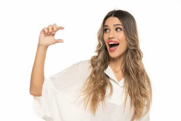 長い波状の髪のメイクを持つ若い幸せな女性の肖像画白いスタジオの背景にいくつかの製品を宣伝 — ストック写真