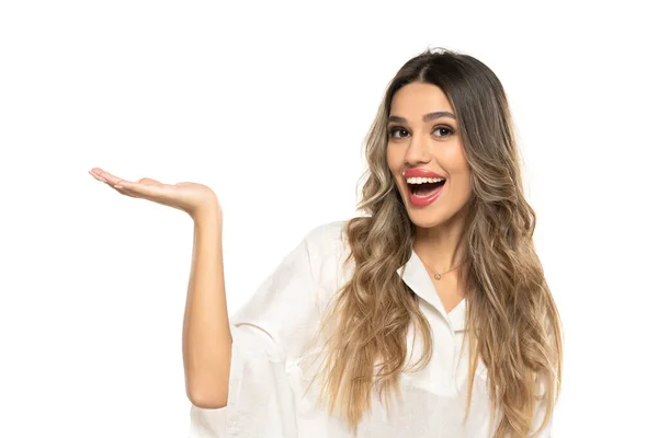 長い波状の髪のメイクを持つ若い幸せな女性の肖像画白いスタジオの背景にいくつかの製品を宣伝 — ストック写真