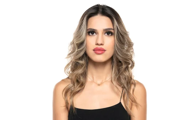 Hermosas Mujeres Jóvenes Serias Con Maquillaje Pelo Largo Ondulado Fondo —  Fotos de Stock