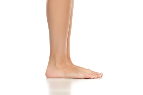 Πλευρική Άποψη Ενός Όμορφα Φροντισμένα Γυναικεία Πόδια Ένα Λευκό Φόντο — Φωτογραφία Αρχείου