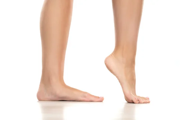 Вид Збоку Красиво Доглянуті Жіночі Ноги Білому Фоні Студії — стокове фото