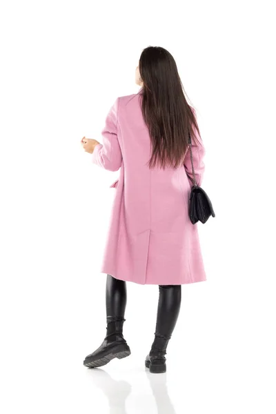 Kışlık Ceketli Genç Bir Kadın Beyaz Arka Planda Siyah Çizmeler — Stok fotoğraf