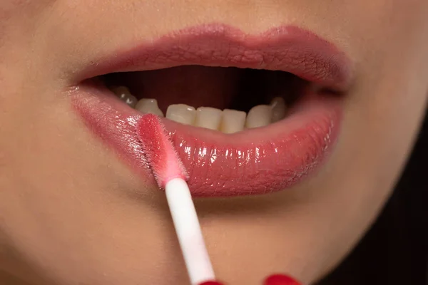 Mujer Cercana Aplicando Brillo Labial Hidratante Rosa Sus Labios Maquillaje — Foto de Stock