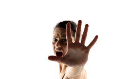 Krem sürmekten rahatsız olan kadın elini çekerek yasağı durdurdu tabu tablosu kaşlarını çattı talep yeterince kötü ruh halimi vurdu beyaz stüdyo arka planında hata yaparak beni sinirlendirdi..