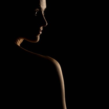 Siyah stüdyo arka planında güzel bir kadının şehvetli portresi.