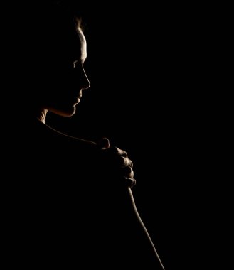 Siyah stüdyo arka planında güzel bir kadının şehvetli portresi.