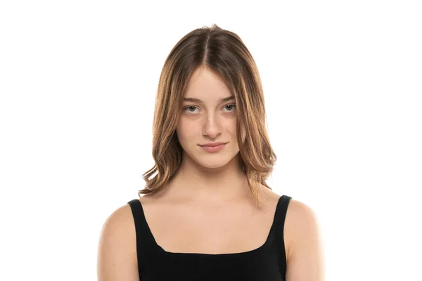 白いスタジオの背景に長い髪とメイクのない美しい若い女性 — ストック写真