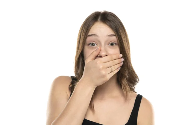 Шокированная Смущенная Молодая Женщина Прикрывающая Рот Белом Фоне Студии — стоковое фото