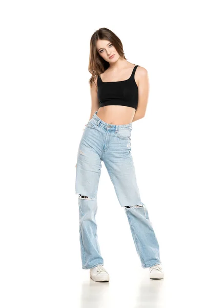 Giovane Modella Donna Con Jeans Strappati Camicia Nera Senza Maniche — Foto Stock