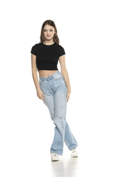Joven Modelo Femenina Con Pantalones Vaqueros Rasgados Camisa Negra Posando — Foto de Stock