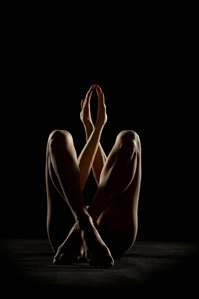 Silueta Mujer Desnuda Irreconocible Posando Las Sombras Sobre Fondo Estudio — Foto de Stock