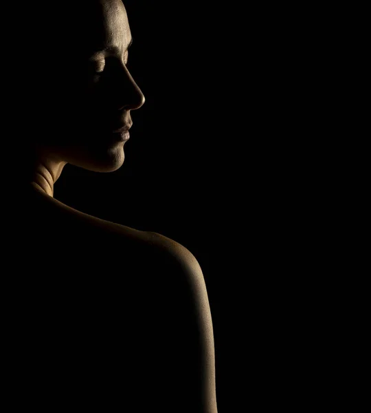 ブラックスタジオの背景にバックライトで美しい女性の官能的な肖像画のシルエット — ストック写真