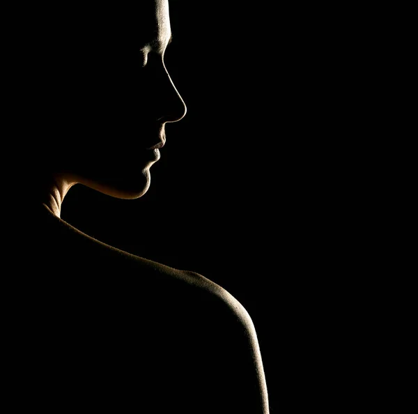 ブラックスタジオの背景にバックライトで美しい女性の官能的な肖像画のシルエット — ストック写真