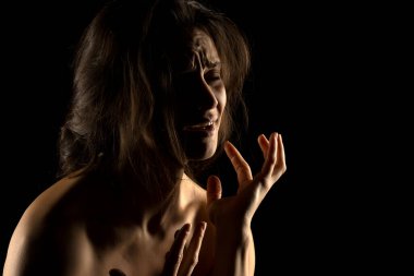 Stüdyonun arka planında ağlayan mutsuz genç bir kadının silueti.