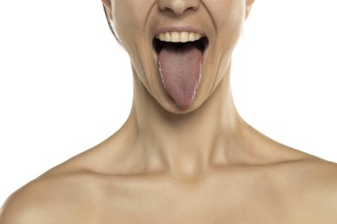 Ağzı açık bir kadın beyaz bir stüdyo geçmişine yakın çekim yapıyor.