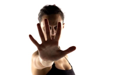 Uzanmış bir kadının yakın plan görüntüsü ve beyaz bir stüdyonun arka planında dur işareti.