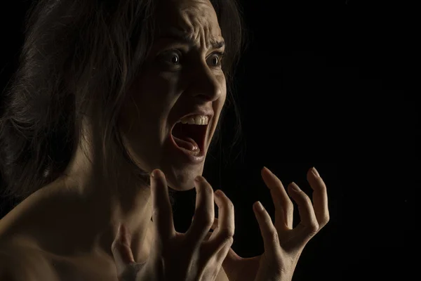 ブラックスタジオの背景に若い不幸な叫び声の女性のシルエット — ストック写真
