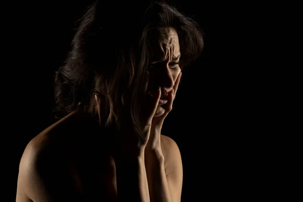 Silhouette Jeune Femme Pleure Malheureuse Sur Fond Studio Noir — Photo