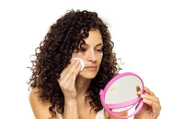 Bőrápolási Koncepció Vonzó Curly Woman Eltávolítása Smink Segítségével Cotton Pad — Stock Fotó