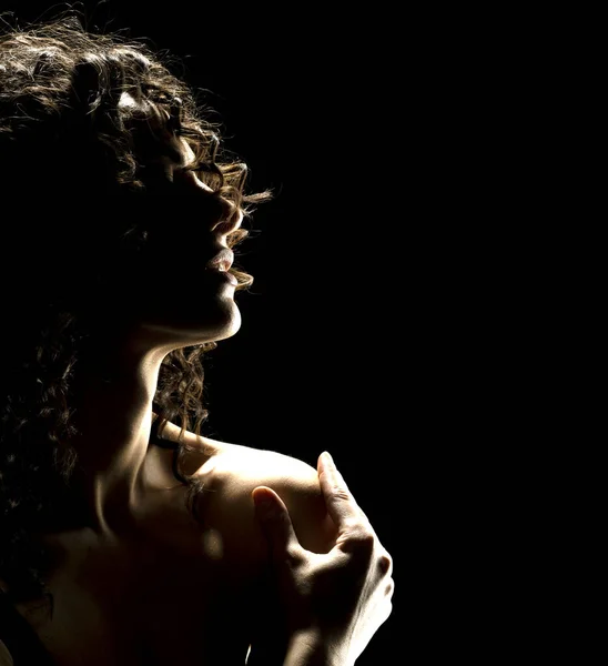 背景为黑色的背光下美丽卷曲女人的性感肖像轮廓 — 图库照片