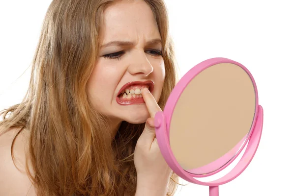 Närbild Porträtt Ung Kvinna Som Kollar Tänderna Spegeln Begreppet Tänder — Stockfoto