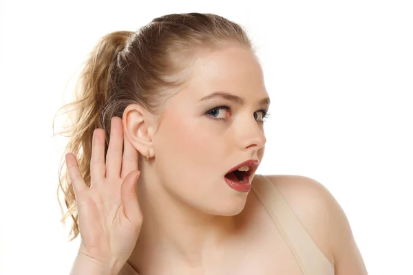 Joven Mujer Rubia Caucásica Escuchando Algo Poniendo Mano Oreja Sobre — Foto de Stock