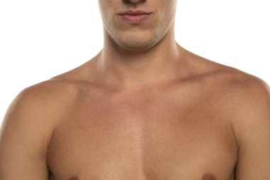 Beyaz stüdyo arka planında çıplak erkek omuzları