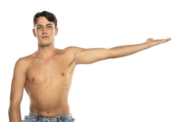 Kolunu Uzatmış Kaslı Bir Adam Ellerini Havaya Kaldırmış Genç Bir — Stok fotoğraf