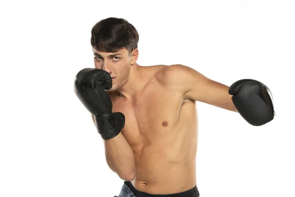 Junger Mann Ohne Hemd Mit Boxhandschuhen Auf Weißem Studiohintergrund — Stockfoto