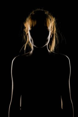 Kadın kafası ve omuzlarının silueti, arka ışık..