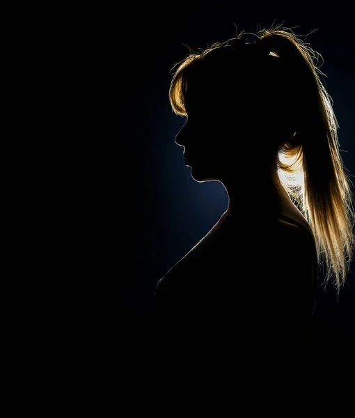 Silhouet Van Vrouwenkop Met Paardenstaart Achterlicht — Stockfoto