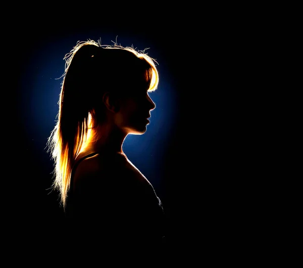 Silhouet Van Vrouwenkop Met Paardenstaart Achterlicht — Stockfoto
