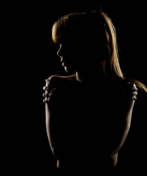 Silhouette Einer Jungen Frau Die Auf Schwarzem Studiohintergrund Ihre Schultern — Stockfoto