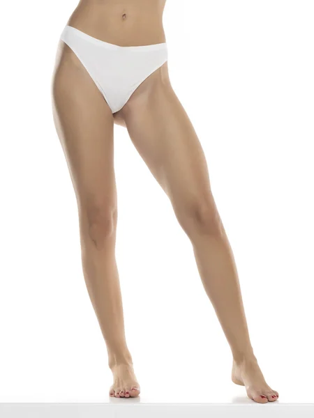 Beyaz Stüdyo Arka Planında Çamaşırlı Mükemmel Kadın Bacakları Görünüm — Stok fotoğraf