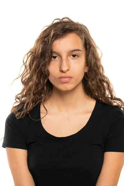 Portrét Mladé Ženy Bez Make Upu Dlouhých Vlnitých Vlasů Bílém — Stock fotografie