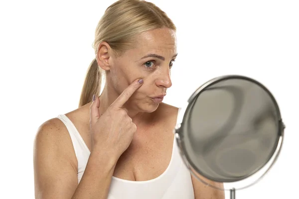 Middle Aged Woman Checking Her Eye Mirror White Studio Background — Stock Photo, Image