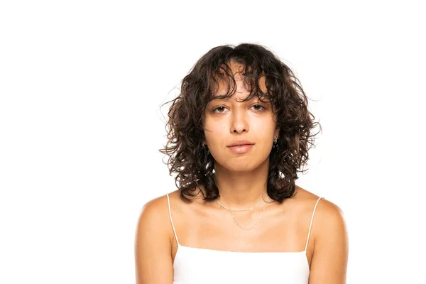 Retrato Bela Jovem Mulher Indiana Sem Maquiagem Fundo Estúdio Branco — Fotografia de Stock