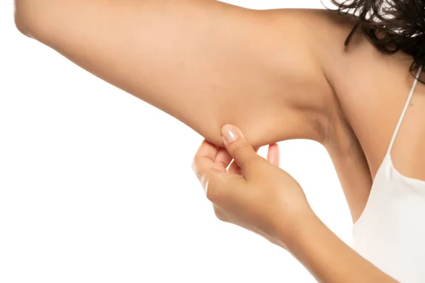 Mulher Testando Músculo Flácido Sob Braço Puxando Para Baixo Com — Fotografia de Stock