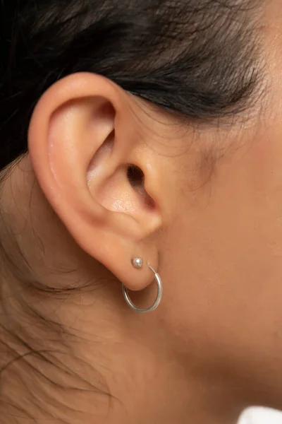 Női Fülbevaló Közelsége Fülbevalóval — Stock Fotó