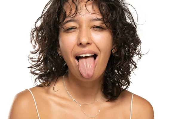 Porträt Einer Jungen Ätherischen Frau Mit Herausgestreckter Zunge Auf Weißem — Stockfoto