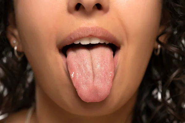 Dilini Kesmiş Genç Bir Kadına Yaklaş — Stok fotoğraf