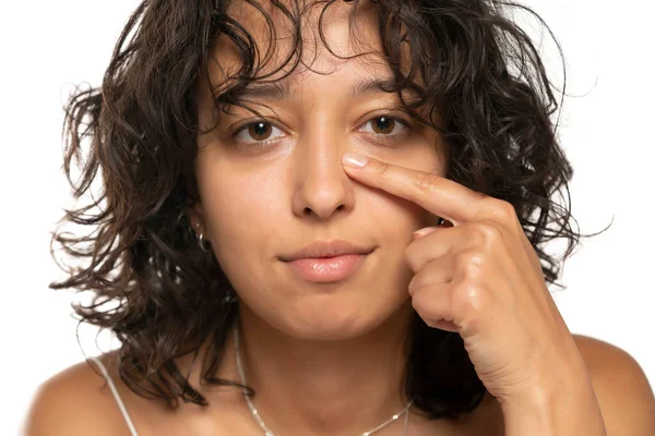 Wanita Etnik Muda Menyentuh Hidungnya Dengan Jari Jarinya Pada Latar — Stok Foto
