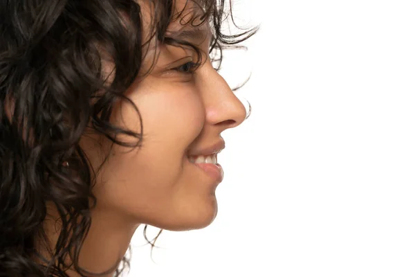 白いスタジオの背景にメイクなしで美しい若いインドの笑顔の女性のプロフィール — ストック写真