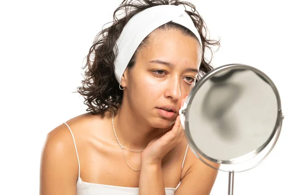 Besviken Etnisk Kvinna Utan Makeup Ser Sig Själv Spegeln Vit — Stockfoto